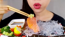 小姐姐吃三文鱼和蜂蜜吗,小姐姐的独特三文鱼蜂蜜美食体验