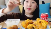 小姐姐吃酸萝卜炸鸡图片,小姐姐独享酸萝卜炸鸡美食时光