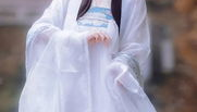 汉服上树小姐姐,树间小姐姐演绎古典之美